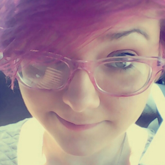 Meet your Posher, Laura - Picture 2 of 4